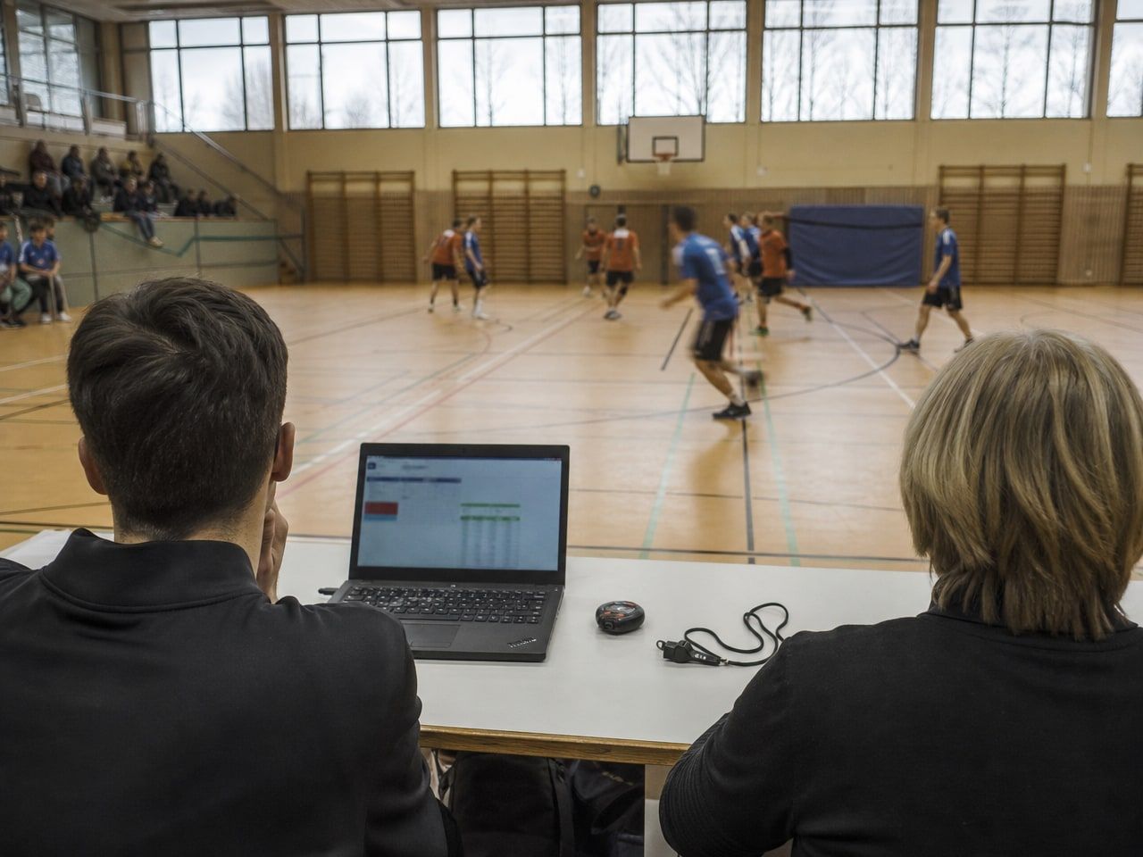 Zeitnehmertisch am Spielfeldrand mit Spielbericht und Stoppuhr
