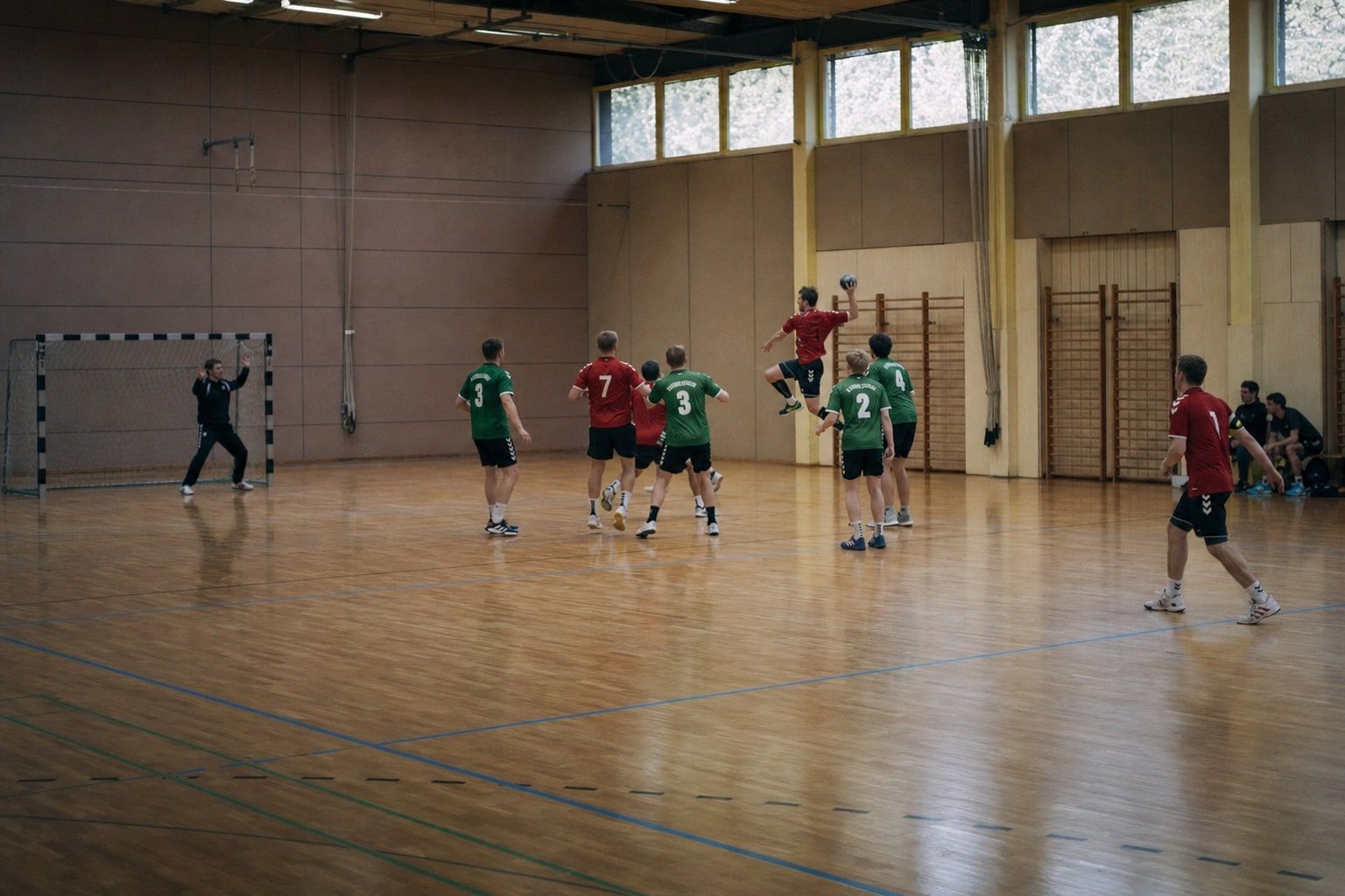 Sprungwurf über die Kreislinie während eines Vereinsspiels